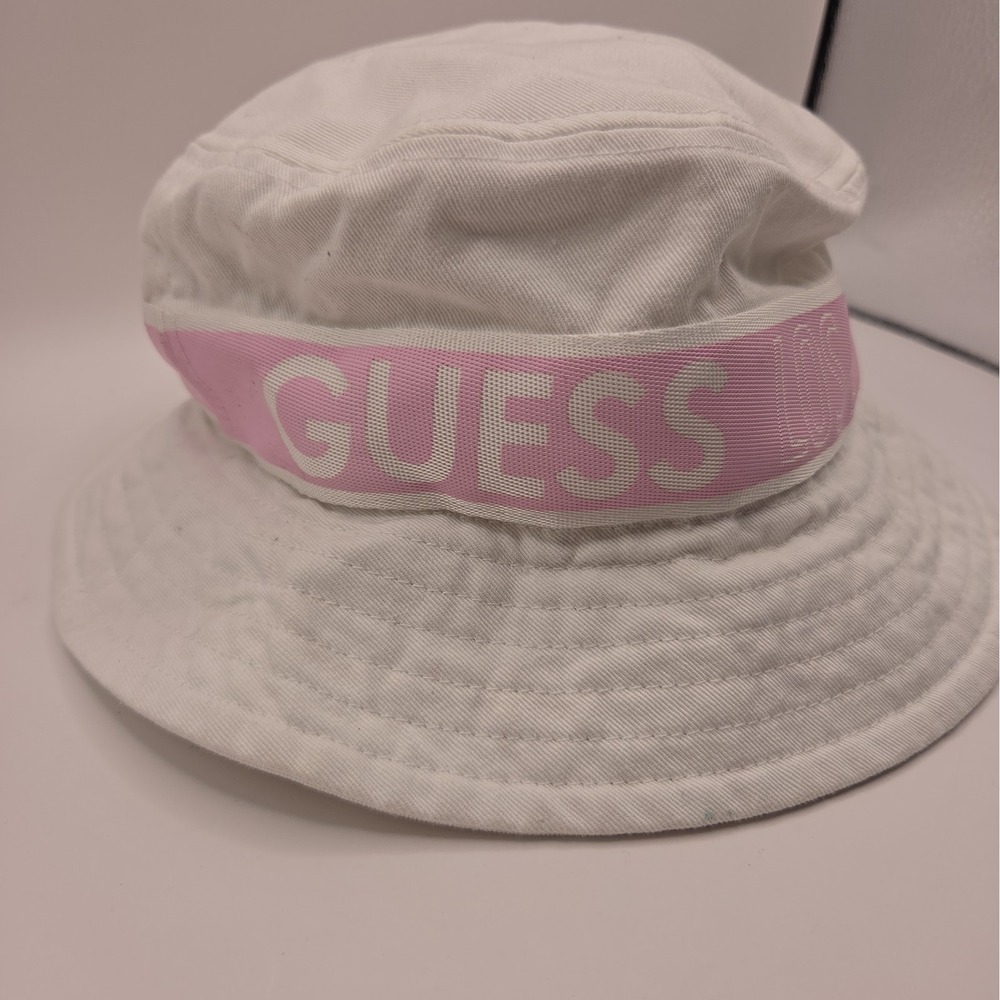 GUESS White/Pink Bucket Hat with Logo One Size